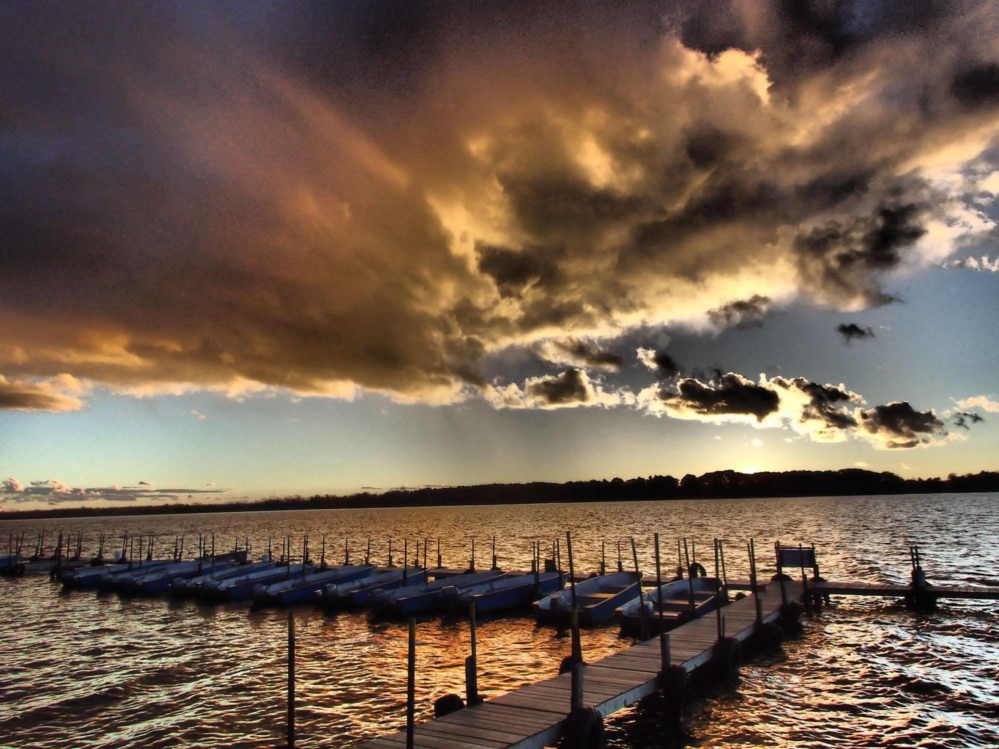 Lake Dalrymple Resort Lagoon City Bagian luar foto