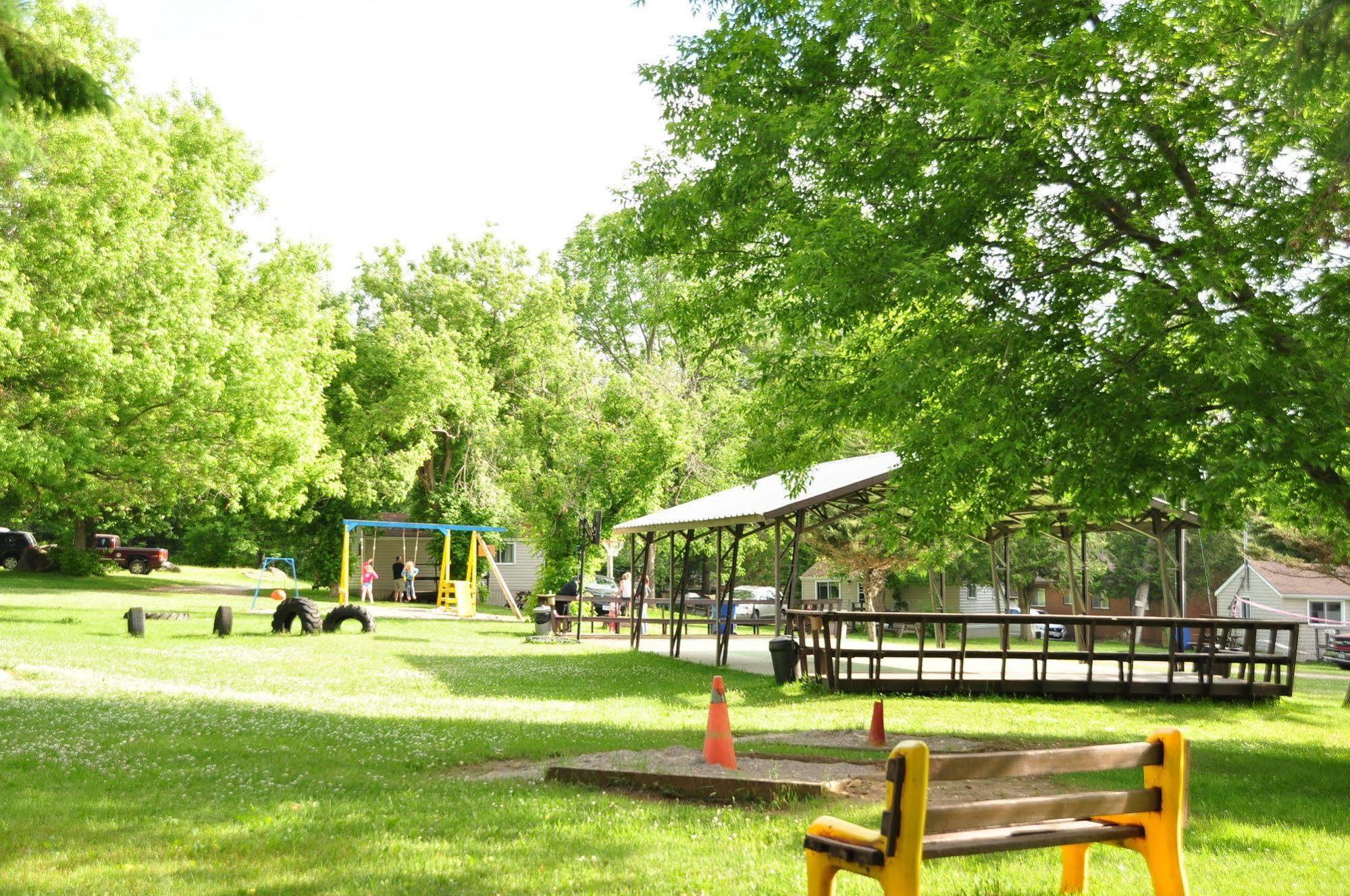 Lake Dalrymple Resort Lagoon City Bagian luar foto